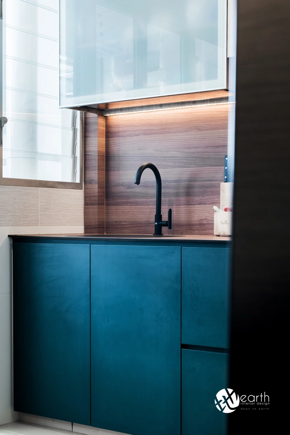 Small kitchen design with black cabinets and a polished marble countertop for a modern aesthetic.