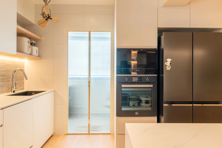 Modern small kitchen design with white finishes and a marble countertop that creates a spacious feel.