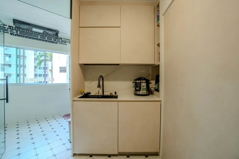 Minimalist kitchen with white and wood finishes, featuring modern appliances and clean lines.